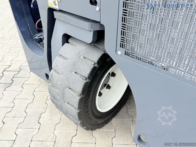 Stivuitor cu patru direcții Combilift CB4000 TRIPLEX 5200 FREE-LIFT POSITIONER