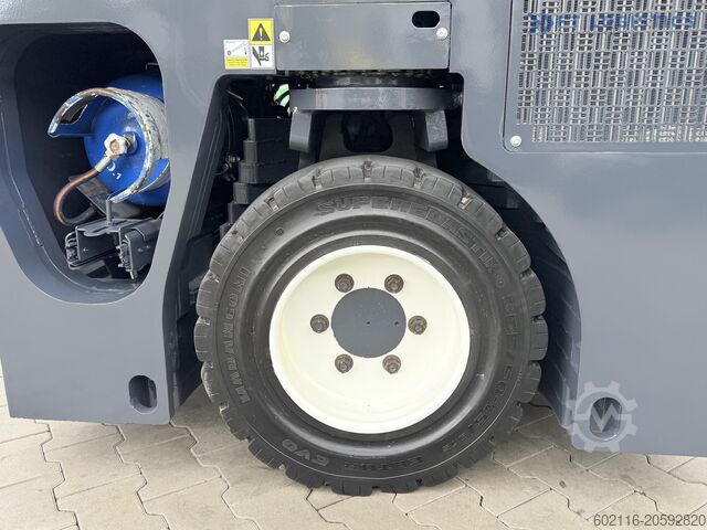 Stivuitor cu patru direcții Combilift CB4000 TRIPLEX 5200 FREE-LIFT POSITIONER