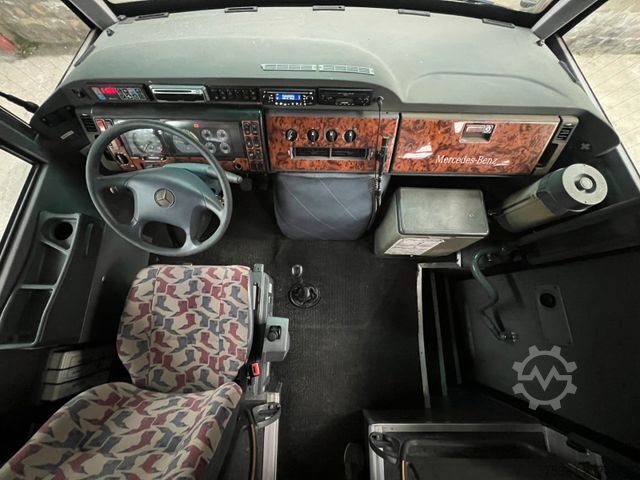 Bus pariwisata MERCEDES-BENZ Medio 4.2 D 130 kw 26 Sitze Dachklima Ahk Euro 3