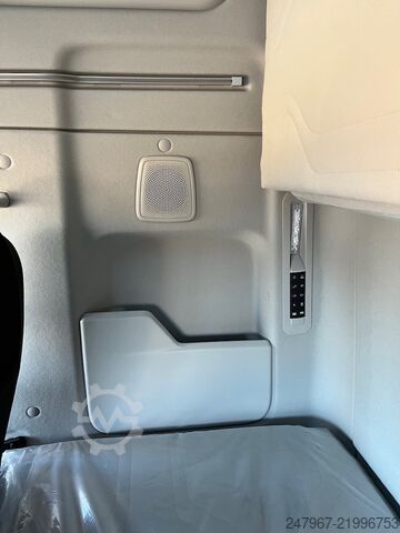 Mega / Ultra / LowLiner tractor unit Ford F-MAX LL