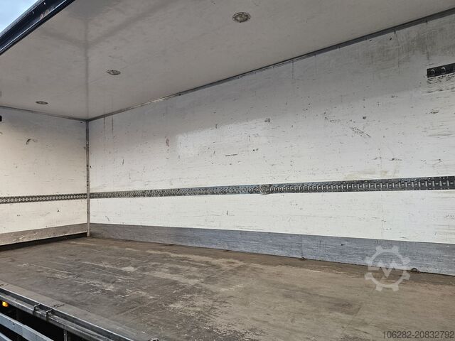 Camión caja Volvo FL 240 4x2 16tons Seitentüren Koff