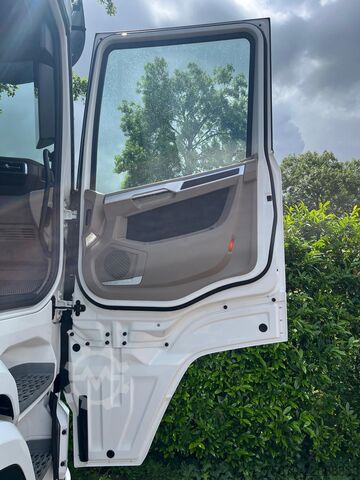 Standard-SZM DAF XG+ 530 FT