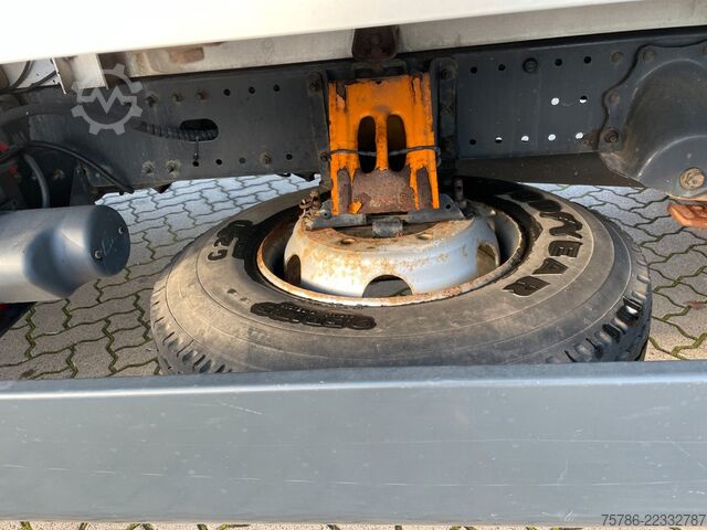 Transportador con plataforma y toldo MAN TGL 8.210 BB Pritsche/ 2xAHK+Öl/ NL  2.9t