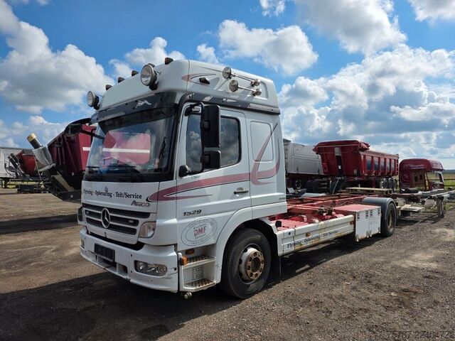 Camion porte-caisses amovibles MERCEDES-BENZ 1524 BDF mit Klima, Ladebordwand, 2 x Bett