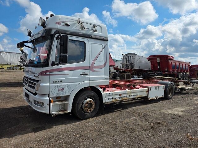 Camion porte-caisses amovibles MERCEDES-BENZ 1524 BDF mit Klima, Ladebordwand, 2 x Bett