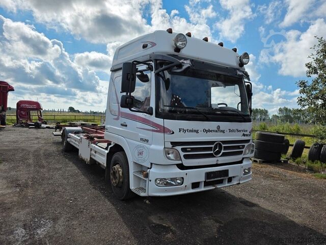 Camion porte-caisses amovibles MERCEDES-BENZ 1524 BDF mit Klima, Ladebordwand, 2 x Bett