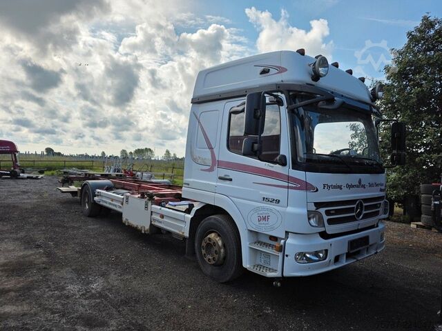 Camion porte-caisses amovibles MERCEDES-BENZ 1524 BDF mit Klima, Ladebordwand, 2 x Bett