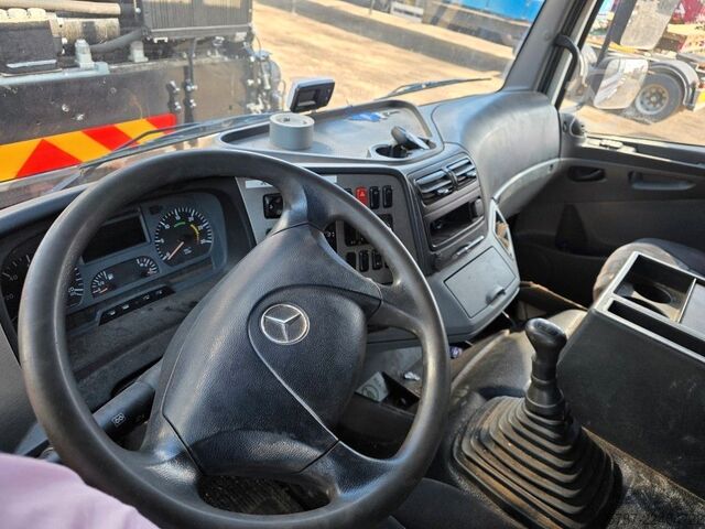 Camion porte-caisses amovibles MERCEDES-BENZ 1524 BDF mit Klima, Ladebordwand, 2 x Bett