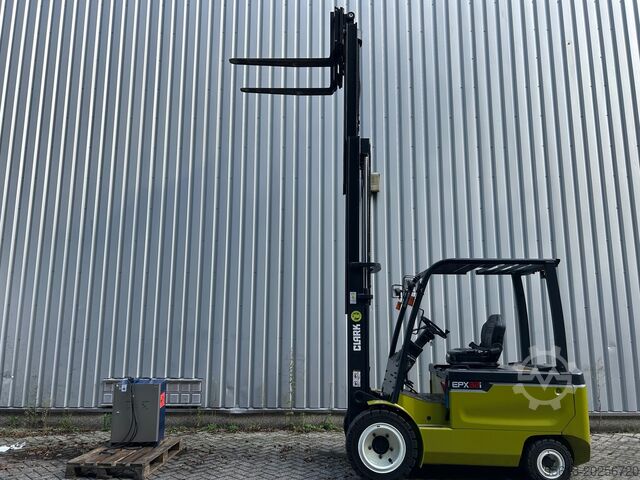 Carretilla elevadora de cuatro ruedas CLARK EPX32i
