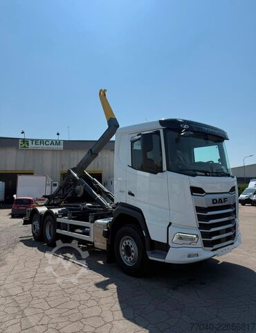 Kroklastebil DAF XF 530 FAN con scarrabile GUIMATRAG 26 t