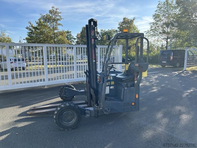 Chariot élévateur embarqué sur camion Moffett M4-25.3