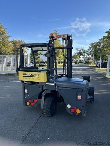 Chariot élévateur embarqué sur camion Moffett M4-25.3