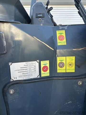 Chariot élévateur embarqué sur camion Moffett M4-25.3