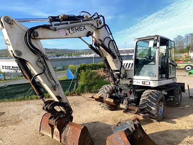 Excavadora móvil Terex TW110 with two-piece offset boom and 3 buckets