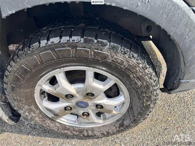 Korkeakattoinen farmari Ford Transit 4x4 w/ 2 sets of tires.