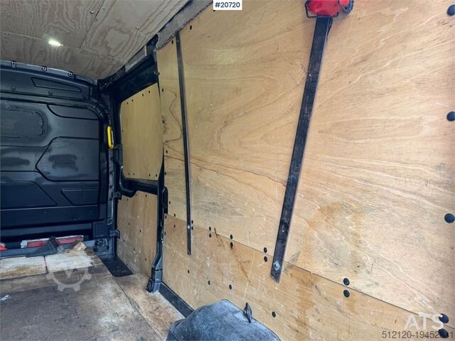 Korkeakattoinen farmari Ford Transit 4x4 w/ 2 sets of tires.