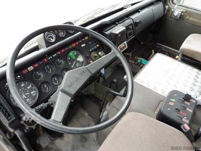 Crane yang terpasang pada truk MAN OAF-34440VFA-AD 8x8, Seilwinde, Kran, AHK,Allrad