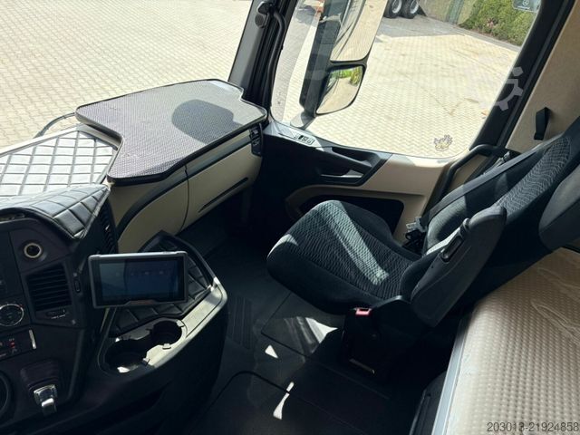 کامیون جعبه‌ای MERCEDES-BENZ Actros 2551 6x2 Koffer mit Laderampe