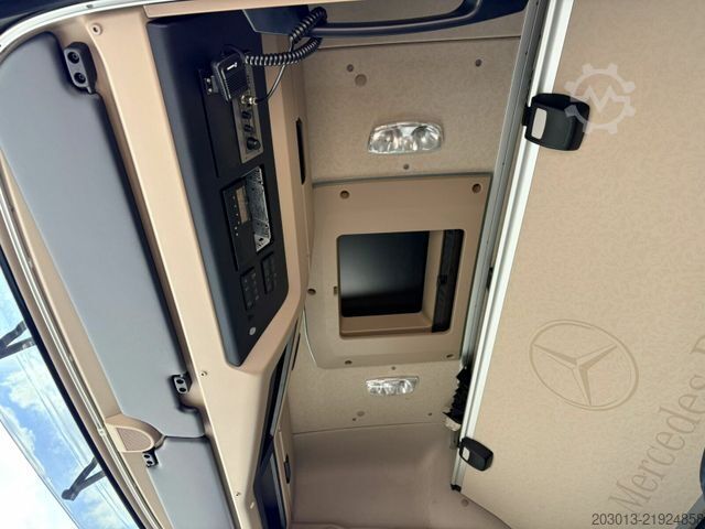 کامیون جعبه‌ای MERCEDES-BENZ Actros 2551 6x2 Koffer mit Laderampe