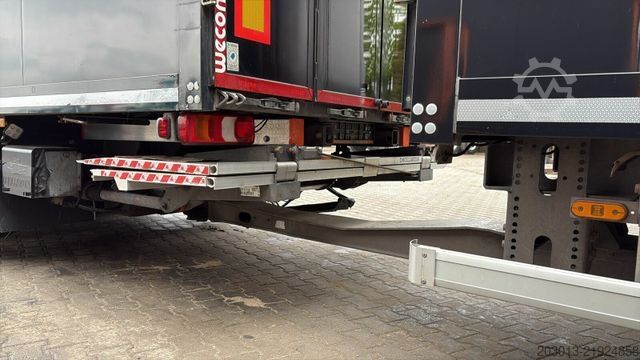 Lori kotak MERCEDES-BENZ Actros 2551 6x2 Koffer mit Laderampe
