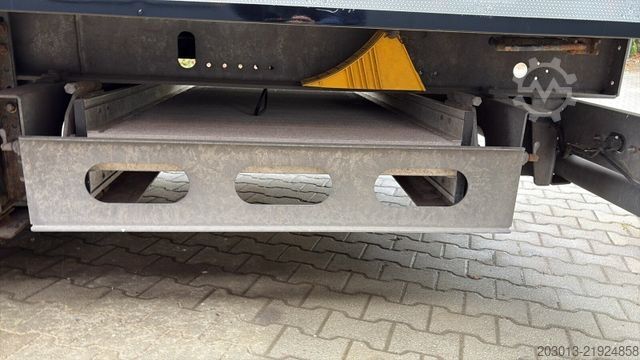 Lori kotak MERCEDES-BENZ Actros 2551 6x2 Koffer mit Laderampe