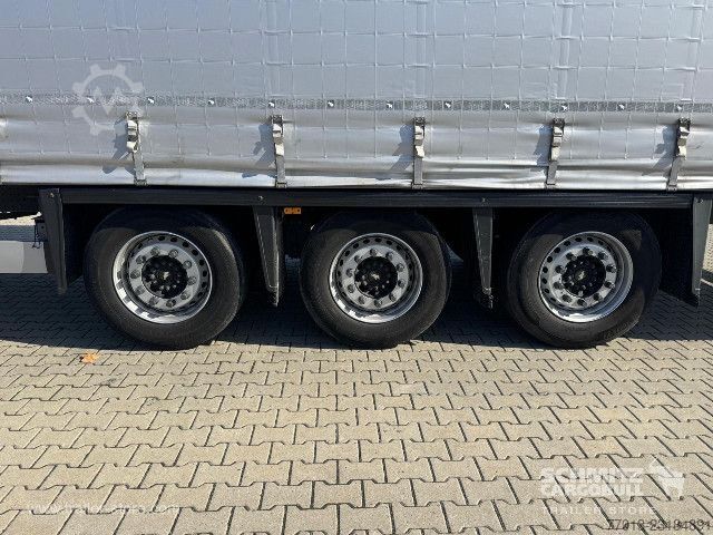 Nyitott ponyvás félpótkocsi Schmitz Cargobull Curtainsider Mega