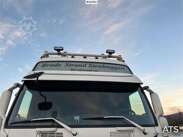 Valise Volvo FH16 700 Tandem Box Truck with Lift and Onspot