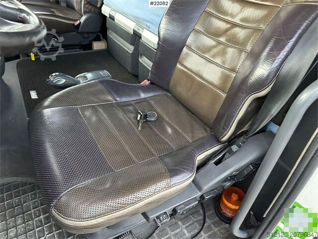 Valise Volvo FH16 700 Tandem Box Truck with Lift and Onspot