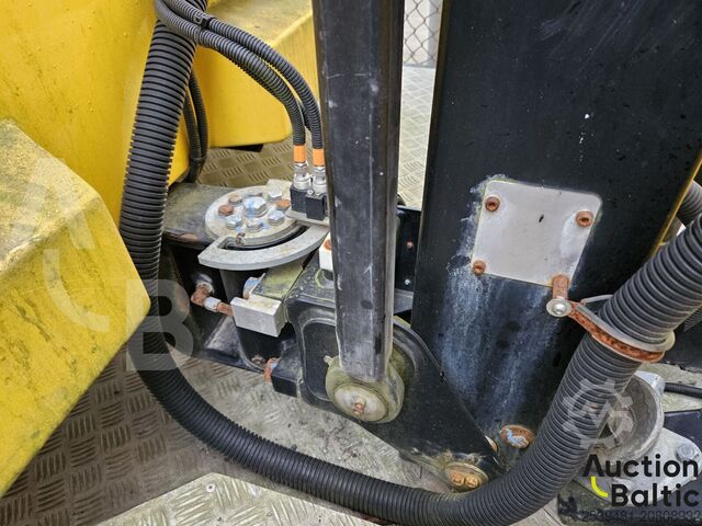 Nákladné vozidlo s pracovnou plošinou Versalift VDT-170-F