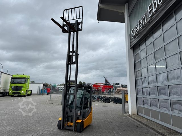 Čelni viličar JUNGHEINRICH EFG 215 / Triplex: 4.25m! / SS / nur 2.819h!