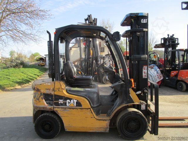 Dizel viljuškari Caterpillar DP25N - Triplex-Freihub 5,6m + Seitenschieber