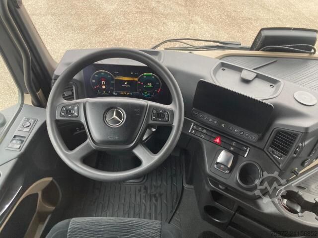標準トラクターユニット  Actros 1845 LS