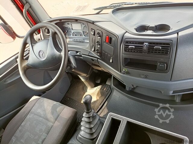 Kamion s ravnom platformom s ceradom i vratima prtljažnika Mercedes-Benz ATEGO 816