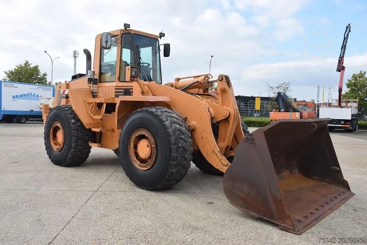 Radlader Case 821B