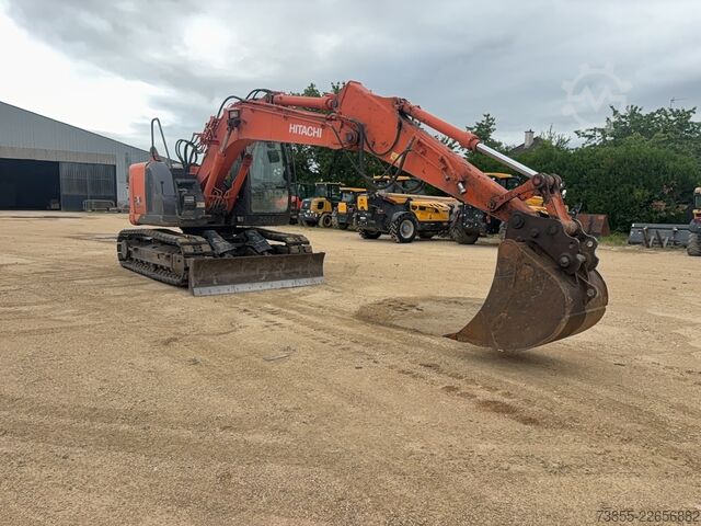 Rupsgraver Hitachi ZX135US-5B with two buckets