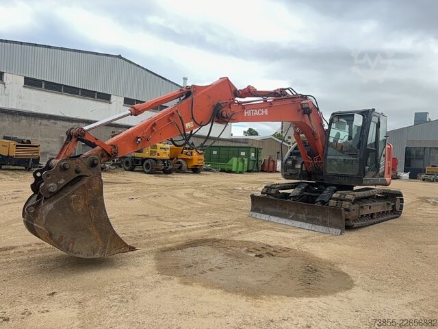 Rupsgraver Hitachi ZX135US-5B with two buckets