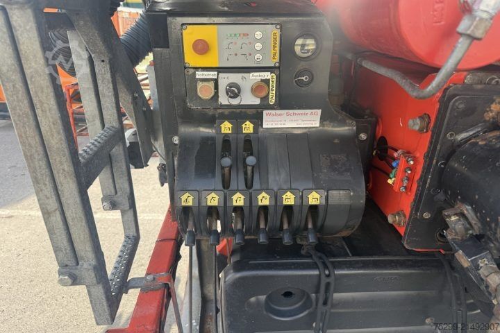 Kravas automašīnai uzstādīts celtnis Palfinger PK23002
