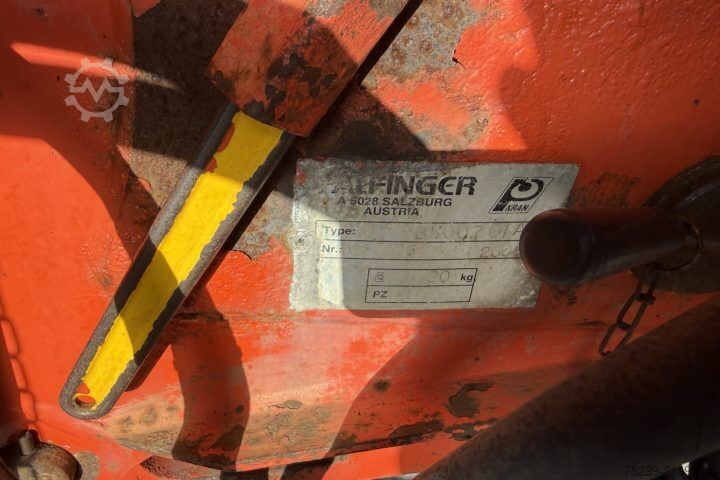 Kravas automašīnai uzstādīts celtnis Palfinger PK23002