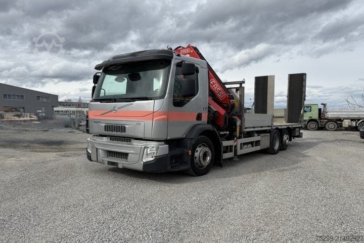 Kravas automašīnai uzstādīts celtnis Volvo FE-320 6x2R Fassi 235 5-Fach