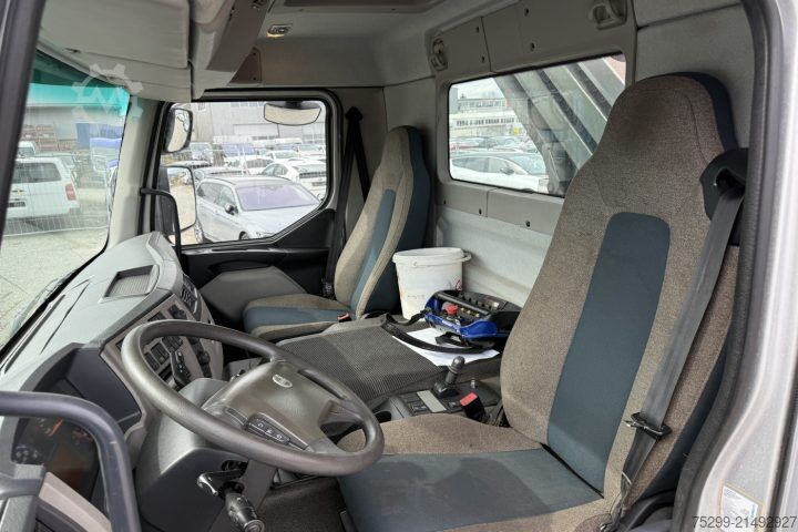 Kravas automašīnai uzstādīts celtnis Volvo FE-320 6x2R Fassi 235 5-Fach