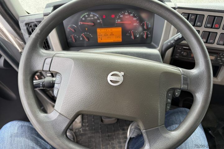 Kravas automašīnai uzstādīts celtnis Volvo FE-320 6x2R Fassi 235 5-Fach