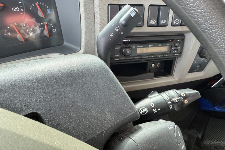 Kravas automašīnai uzstādīts celtnis Volvo FE-320 6x2R Fassi 235 5-Fach