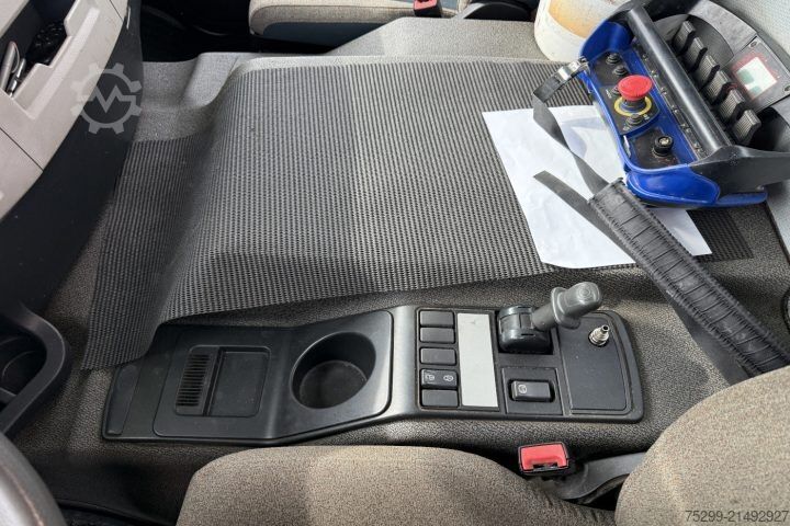 Kravas automašīnai uzstādīts celtnis Volvo FE-320 6x2R Fassi 235 5-Fach