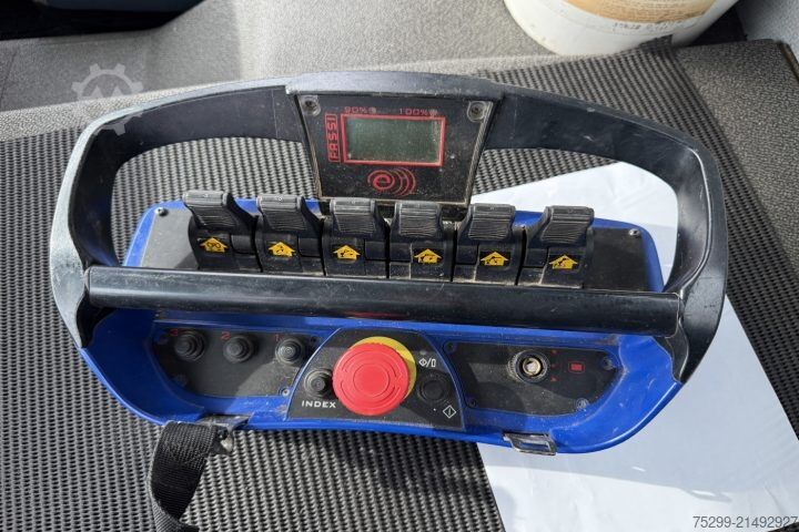 Kravas automašīnai uzstādīts celtnis Volvo FE-320 6x2R Fassi 235 5-Fach