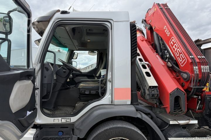 Kravas automašīnai uzstādīts celtnis Volvo FE-320 6x2R Fassi 235 5-Fach