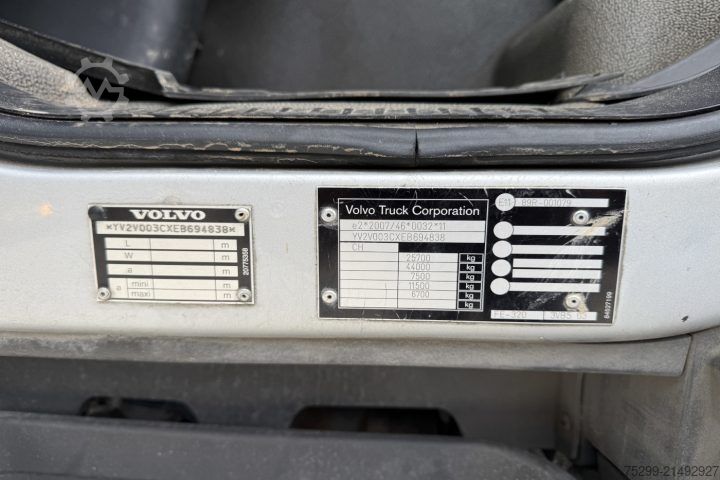 Kravas automašīnai uzstādīts celtnis Volvo FE-320 6x2R Fassi 235 5-Fach