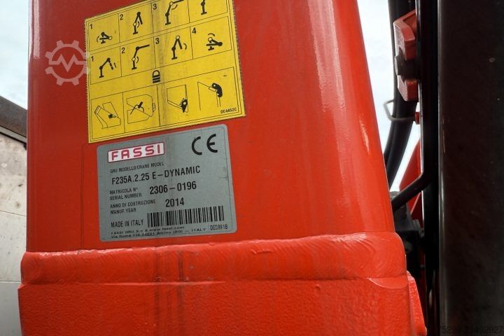 Kravas automašīnai uzstādīts celtnis Volvo FE-320 6x2R Fassi 235 5-Fach