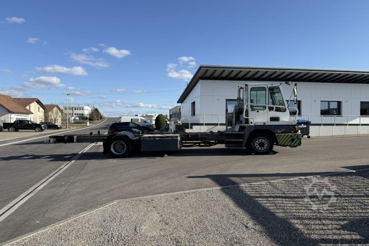 Kravas automašīnas šasija  YT222 4x2 Chassis-Kabine / Swiss-Vehicle