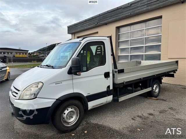 Prikolice platforme Iveco 35S14 Truck w/ 2 sets of tires.