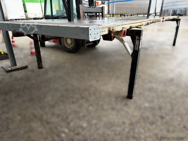 Krone Plattform 7,82m mit Steckrungen mittig